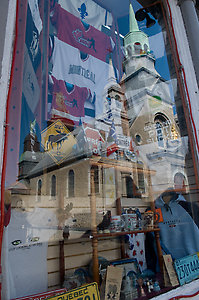 reflets dans vitrine de boutique souvenirs du Vieux-Montréal